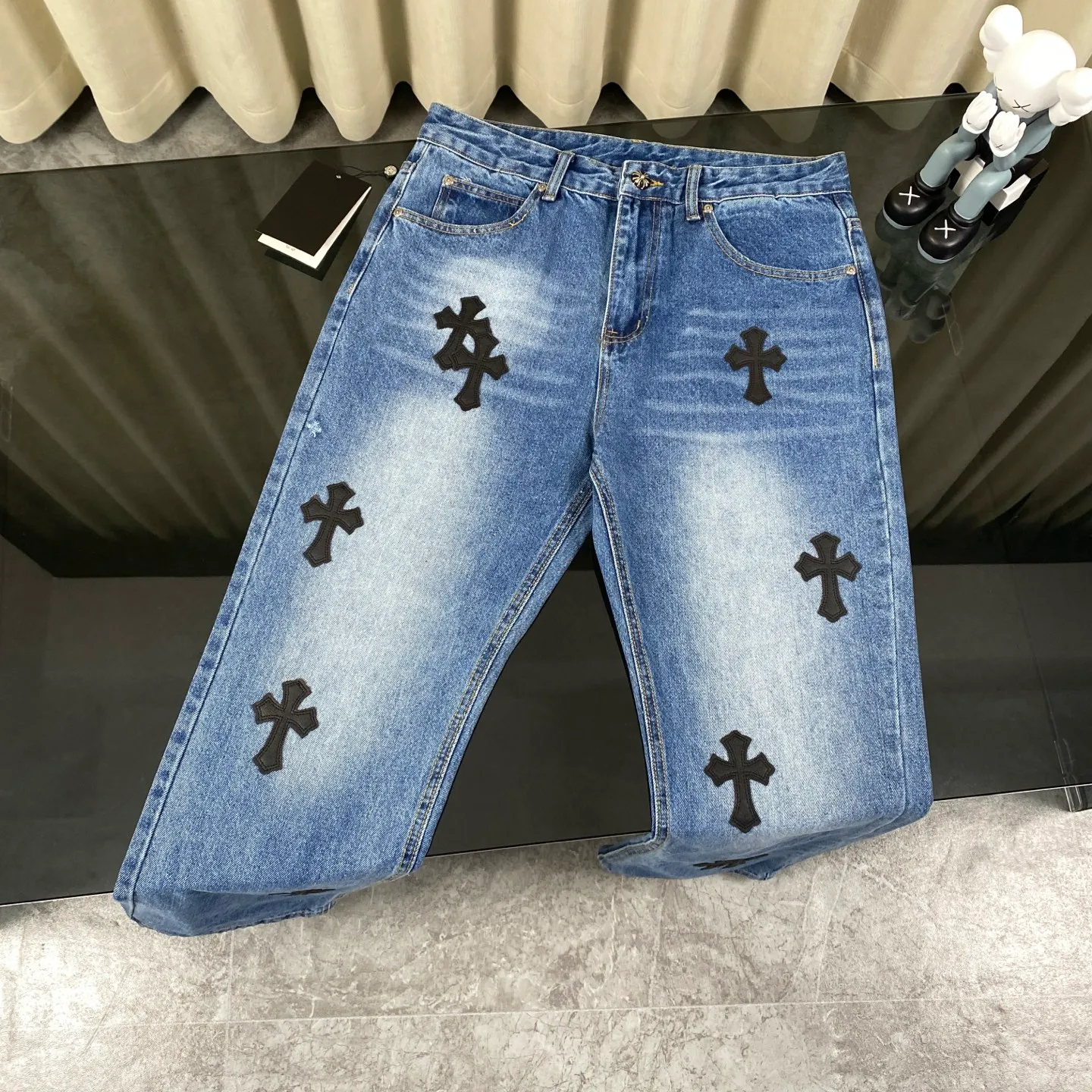 🅿️240 Correct version Chroe Hets CH black pink leather jeans, counter price 4W level, patchwork cross pattern embellishment, women's high-waisted washed jeans! ! Absolutely high-end luxury products, 1.9W level god-level single products, super popular products, built with top heavy industry, a magic weapon that cannot be missed [About Zangyin] This is an extremely luxurious fashion brand that can also be called the aristocrats of the high street. It has always been an exclusive brand for some hipsters or rich second generations. Compared with ordinary high streets, it is more luxurious and noble. Compared with luxury brands, it has a more fashionable personality and has always been a brand that I have a special liking for. A6632 [Top heavy industry fashionable design] Consistently high-street luxury style creation. Speaking of this style, the Zangyin family and GU family are definitely the leading representative brands. Especially the Zangyin family has really achieved a state-of-the-art effect in creating high-street style. The color system of this model is made of unique washed materials. It is already quite eye-catching. It is decorated with pink patchwork cross flowers, which cleverly highlights the charm of the brand. Secondly, this model uses classic The classic high-waist cutting design highlights the long legs and the fashionable temperament of the upper body. The brand is highly recognizable and the slim fit configuration is more suitable for daily wear. This product is a product that interprets personality, fashion, and specifications at a glance. This single product is enough to make any fan excited. It can be a white T-shirt for youthful preppy style, or a tight sling for royal lady style. It has strong matching ability and can be easily controlled by men.  [Material and craftsmanship] Needless to say, this point goes without saying. As an excellent craftsman brand, Zangyin has really perfect requirements for details and craftsmanship. The washed color of this model has gone through so many processes, not to mention the embellishment of the denim appliqués. It is also purely handmade and sewn. Just like what they believe in, only handmade things have soul and have the meaning of wear. A top-notch heavy-duty fashionable denim item, I look forward to your perfect interpretation! ! 28-34 corresponds to S-XL